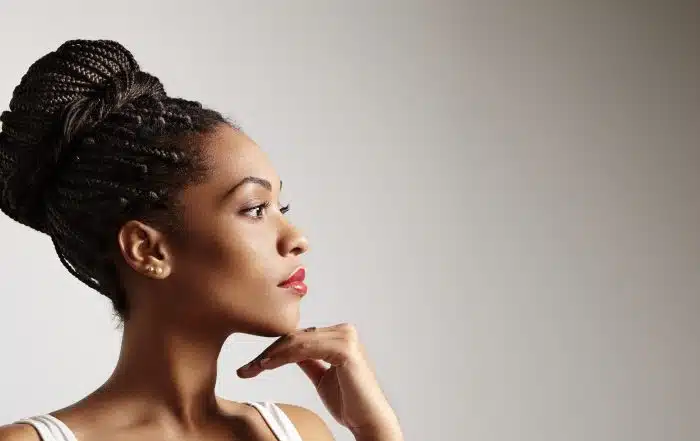 Eine schöne Afro-Europäische Frau nach der Behandlung des Pflastersteinkinns mit Botox