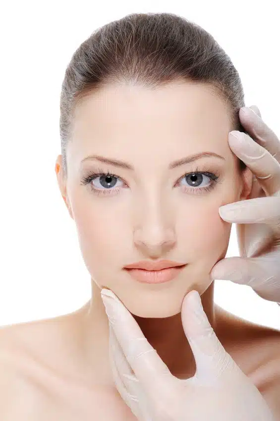 Pflastersteinkinn wird von Dr. Tschauder vor der Behandlung mit Botox analysiert